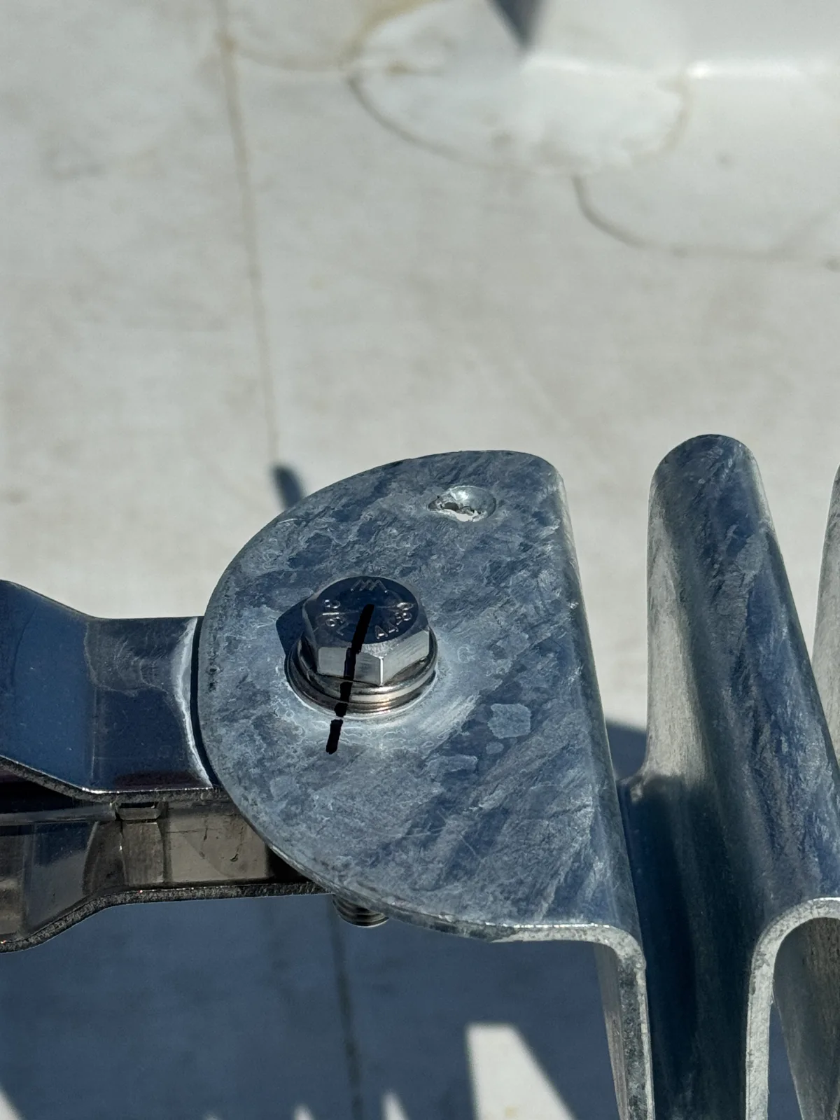 Perno de anclaje estructural con marca de torque verificado en obra en Quito, Ecuador