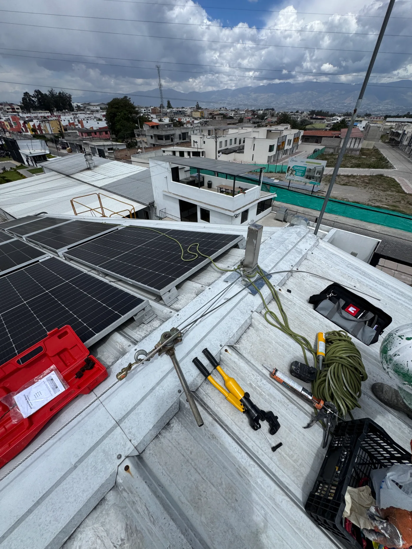 Instalación de línea de vida horizontal certificada en cubierta metálica con paneles solares