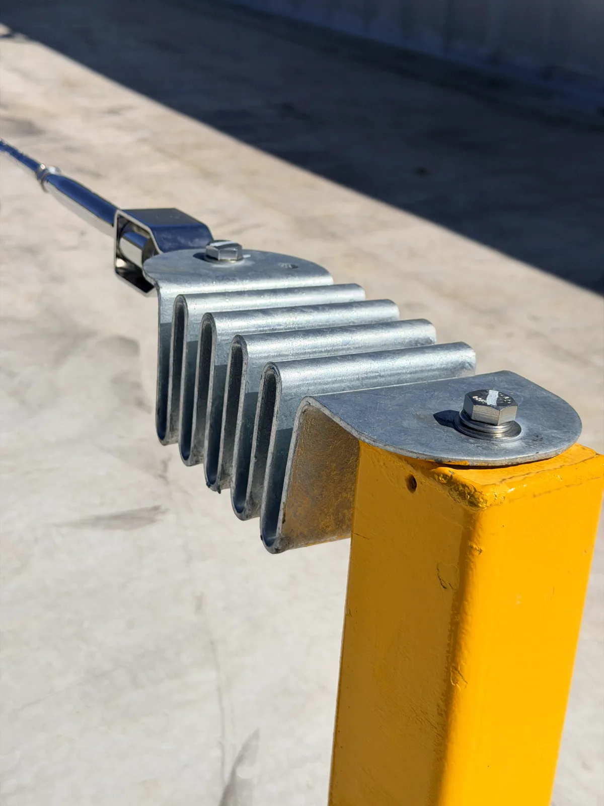 Absorbedor de energía de línea de vida instalado en centro de distribución en Quito, Ecuador