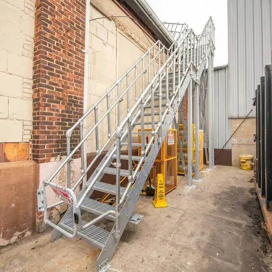 Escalera industrial con barandilla de tubo y accesorio galvanizado