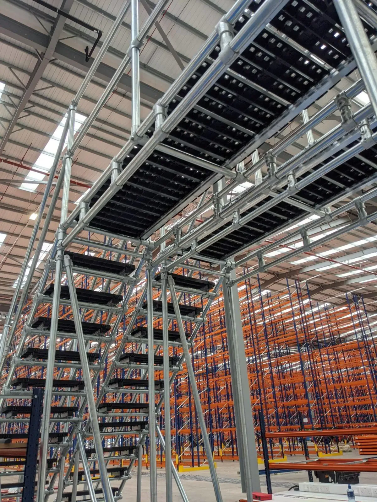 Estructura de acceso elevada de tubo y accesorio en almacén logístico