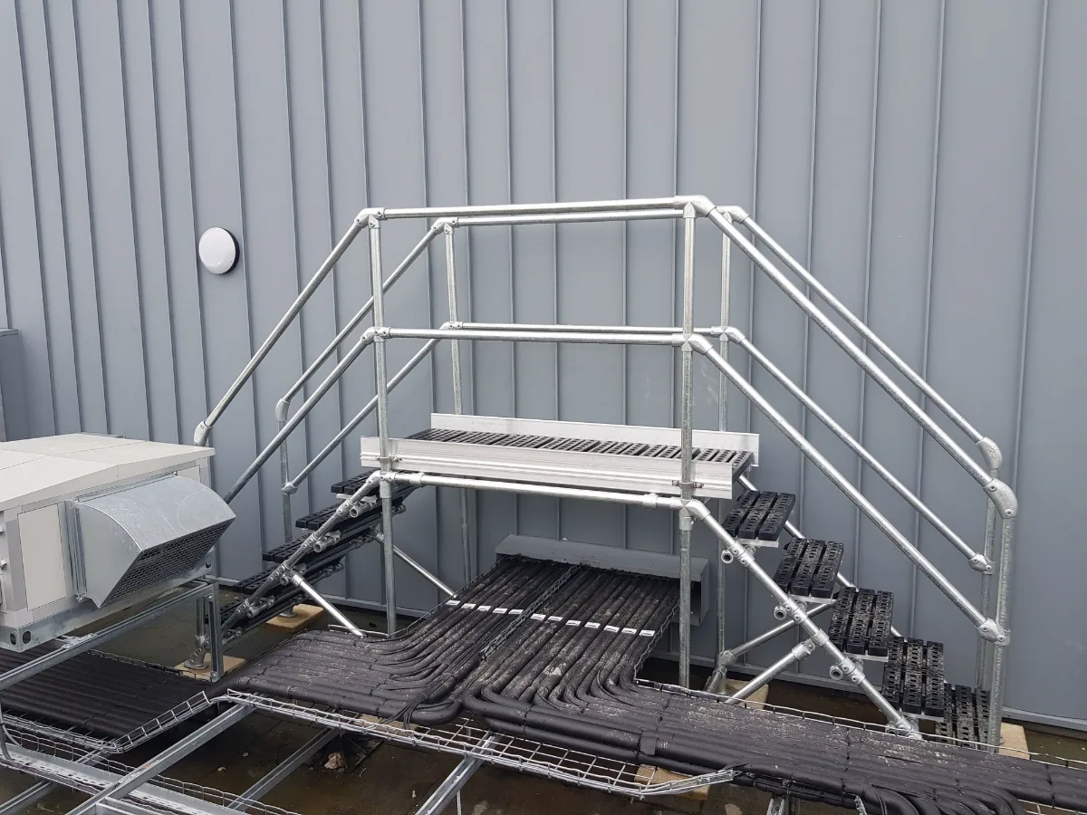 Plataforma de cruce sobre bandejas de cable con escaleras a ambos lados