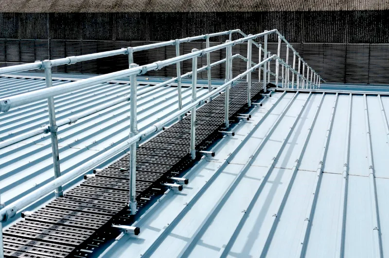 Plataforma de tránsito con barandilla y portón de acceso en cubierta